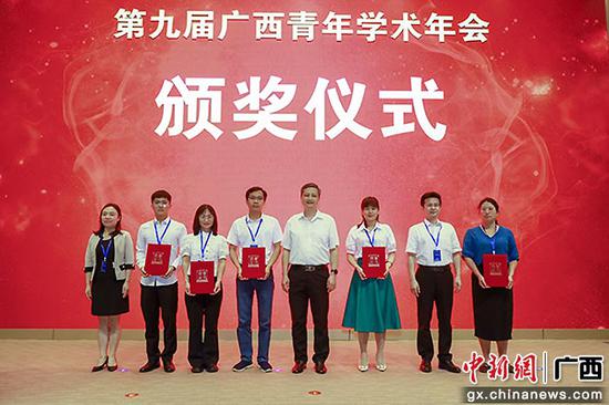美女av影片