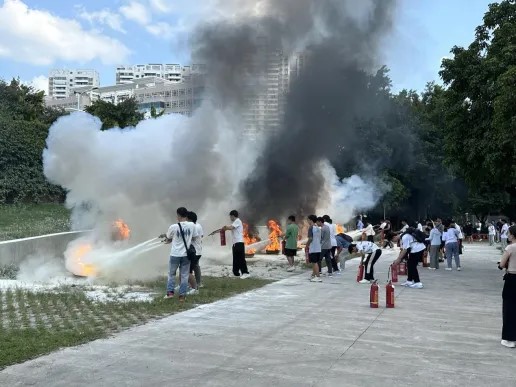 美女av影片